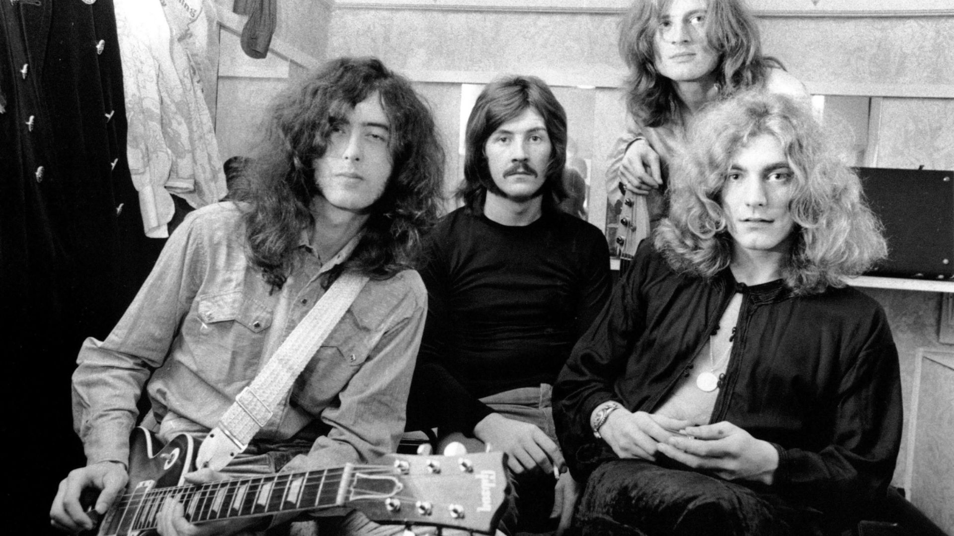 Unlocking the Secrets Behind Jimmy Page’s Guitar Techniques Deplike