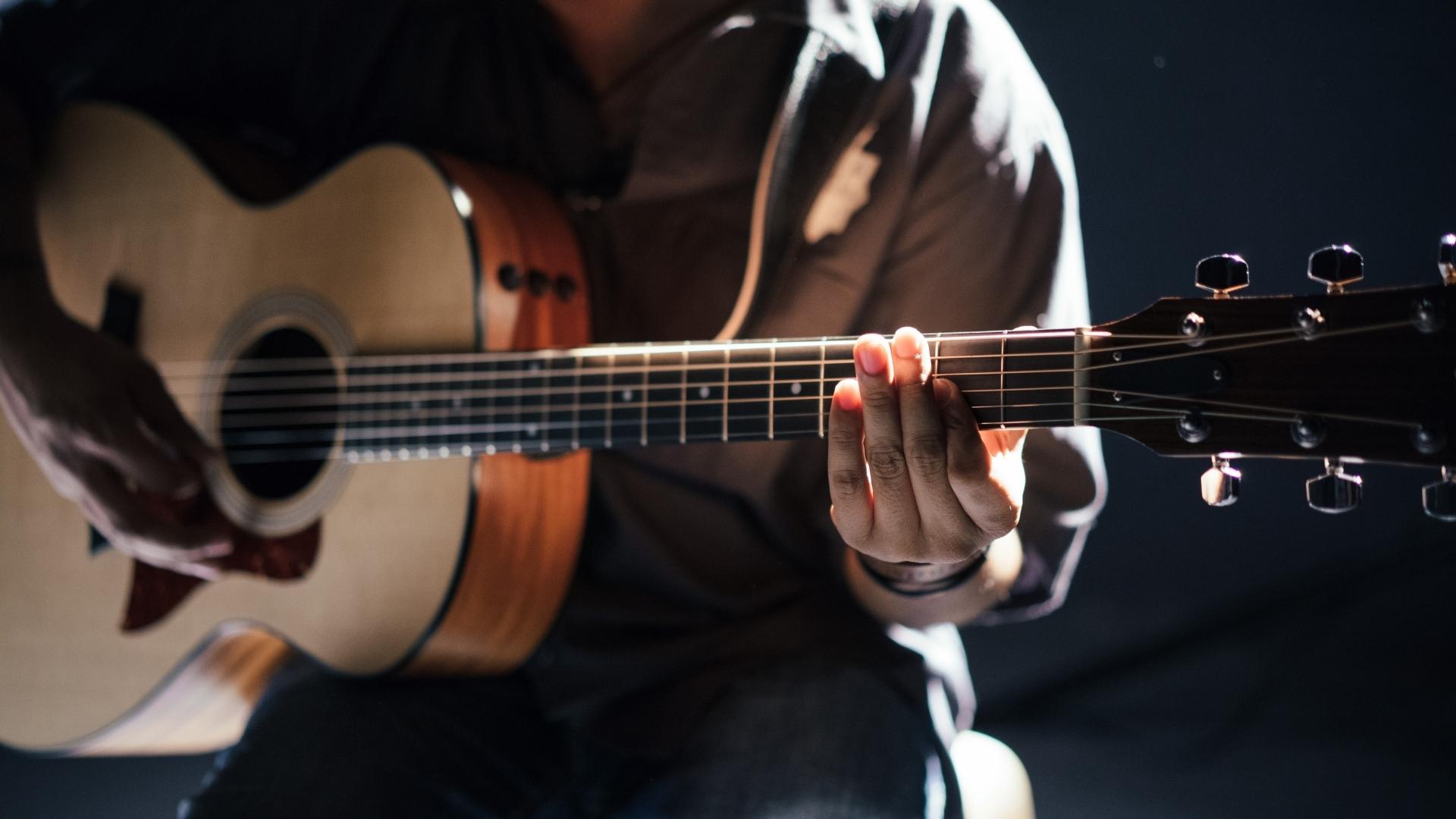 How to Learn Playing Guitar by Yourself